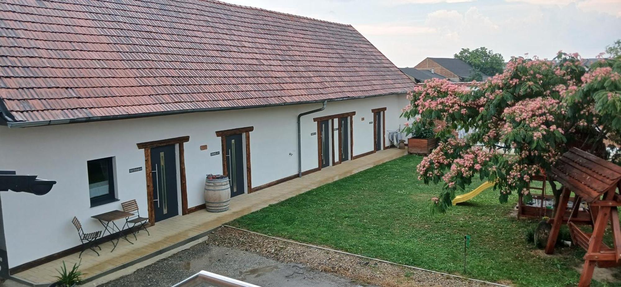 Weingut Thomas Brandl Bed and Breakfast Strass  Exteriör bild